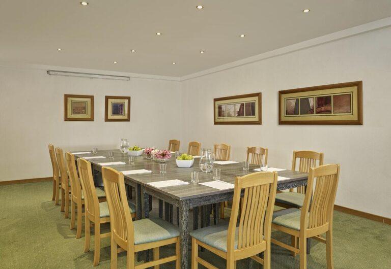 holiday-inn-algarve-armacao-pera-1lieu1salle-meetings.jpg