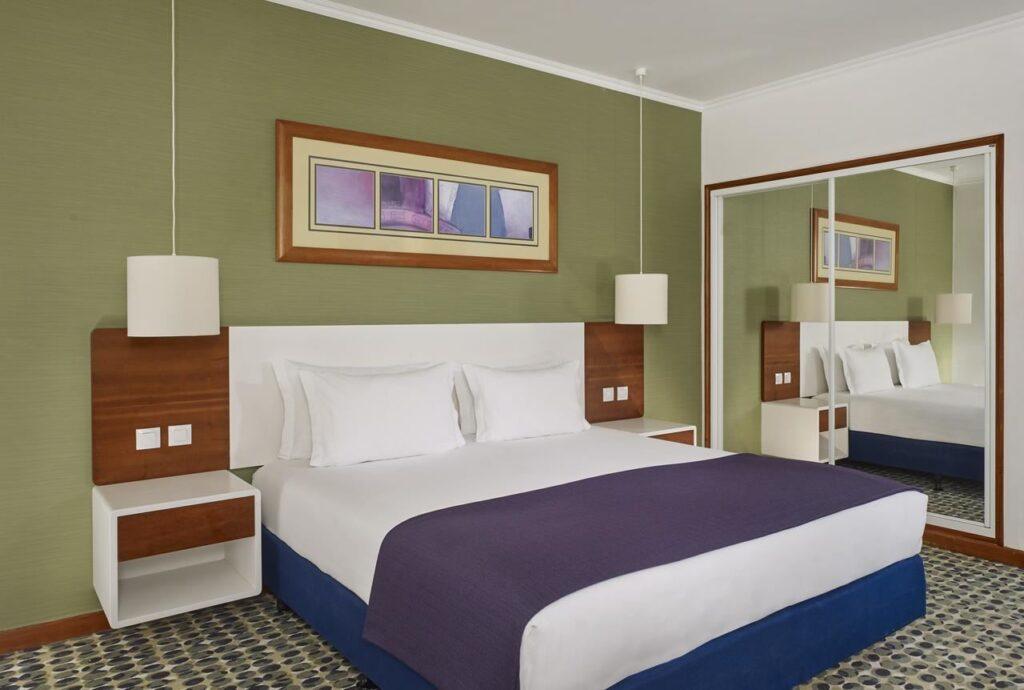holiday-inn-algarve-armacao-pera-1lieu1salle-reunion.jpg