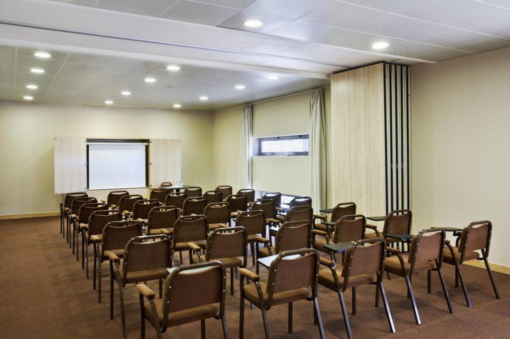 holiday-inn-express-lisbon-oeiras-1lieu1salle-meeting.jpg