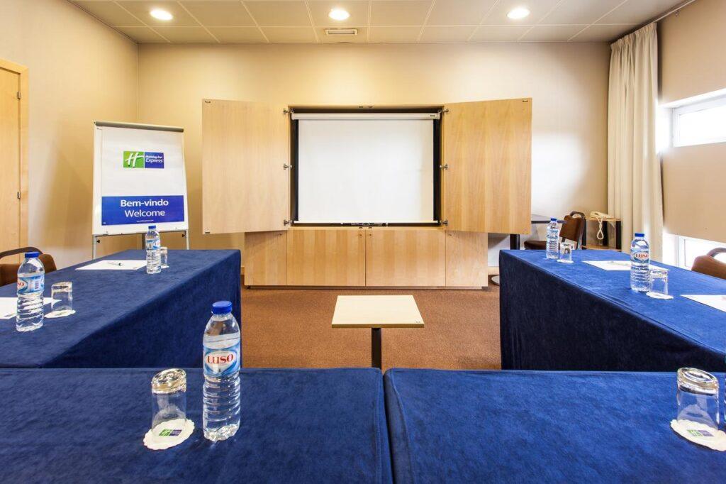 holiday-inn-express-lisbon-oeiras-1lieu1salle-meetings.jpg
