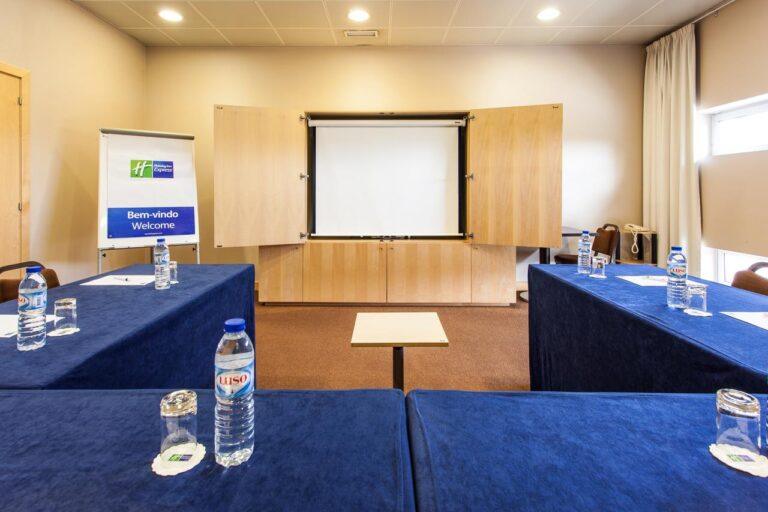 holiday-inn-express-lisbon-oeiras-1lieu1salle-meetings.jpg