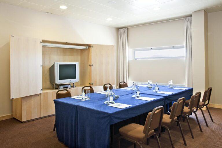 holiday-inn-express-lisbon-oeiras-1lieu1salle-seminaires.jpg