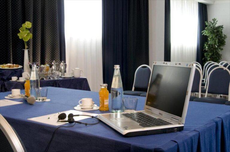 holiday-inn-rome-eur-parco-dei-medici-1lieu1salle-conferences.jpg