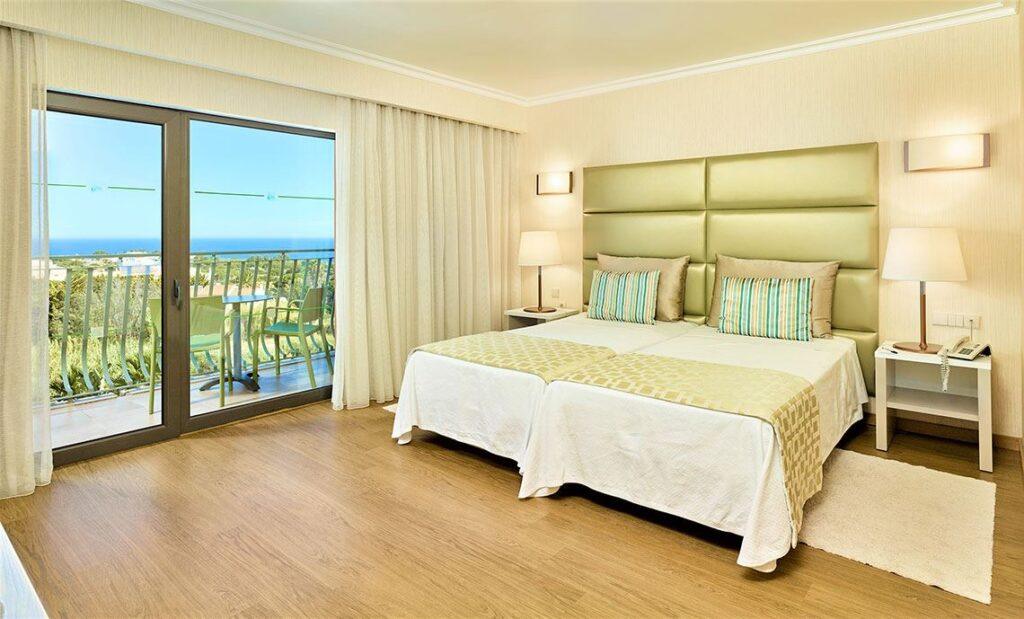 hotel-baia-grande-1lieu1salle-meetings.jpg