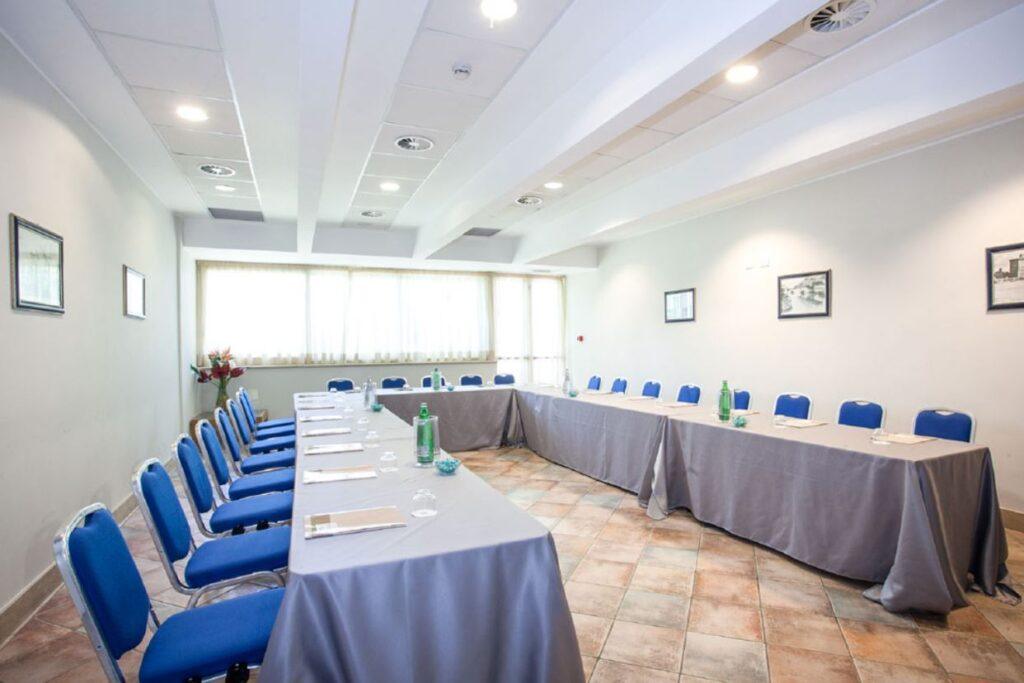 hotel-isola-sacra-1lieu1salle-conference.jpg