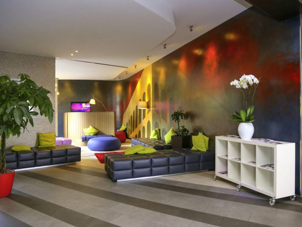 https://www.accorhotels.com/9301