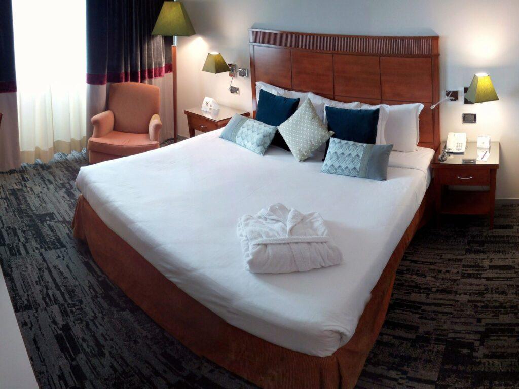 https://www.accorhotels.com/9300
