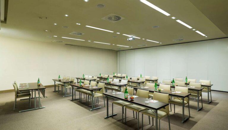 nh-collection-roma-vittorio-veneto-1lieu1salle-meeting.jpg
