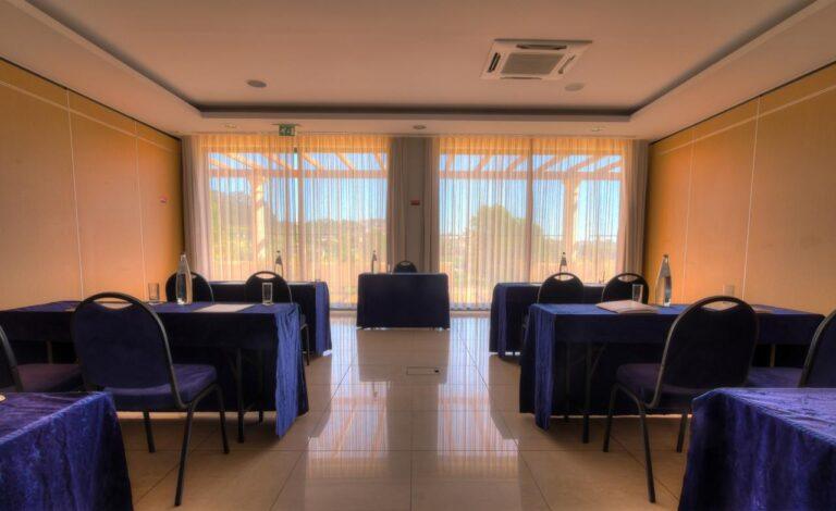 tulip-inn-estarreja-1lieu1salle-conference.jpg