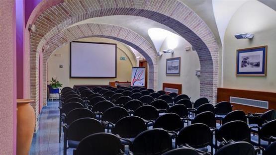 bw-hotel-plaza-naples-1lieu1salle-meeting.jpg