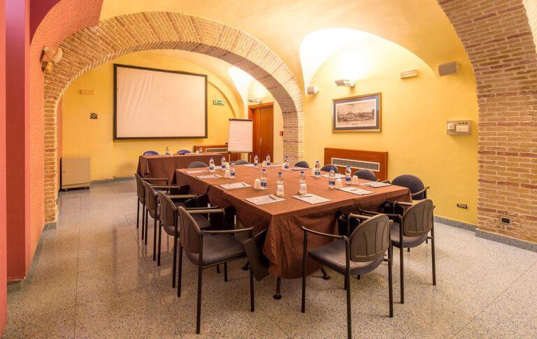bw-hotel-plaza-naples-1lieu1salle-seminaires.jpg