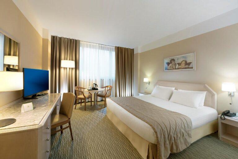 holiday-inn-naples-1lieu1salle-congres.jpg