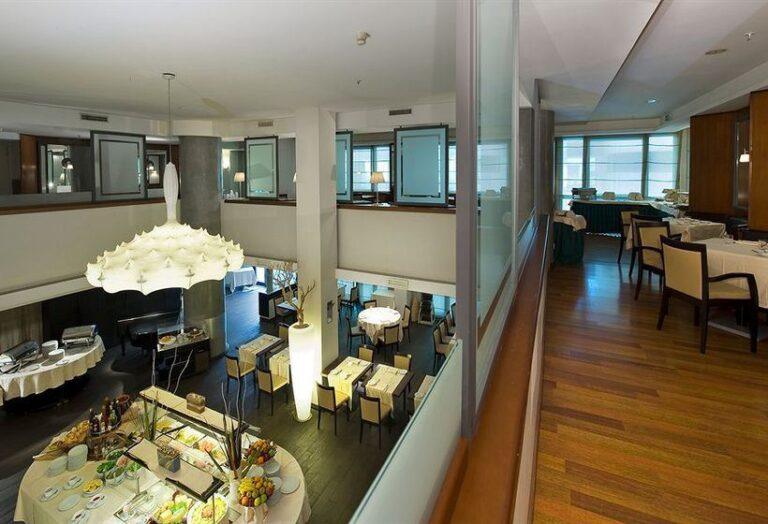 holiday-inn-naples-1lieu1salle-evenement.jpg