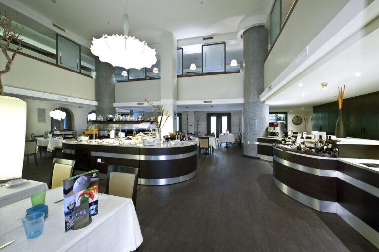 holiday-inn-naples-1lieu1salle-evenements.jpg