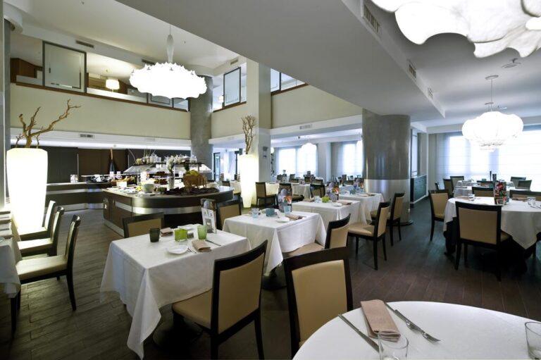 holiday-inn-naples-1lieu1salle-meeting.jpg