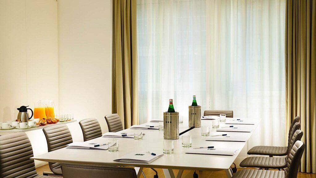unahotels-century-milano-1lieu1salle-conference.jpg