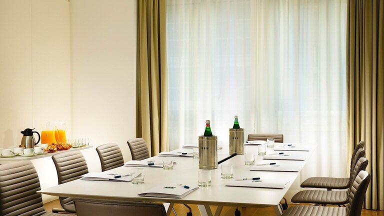 unahotels-century-milano-1lieu1salle-conference.jpg