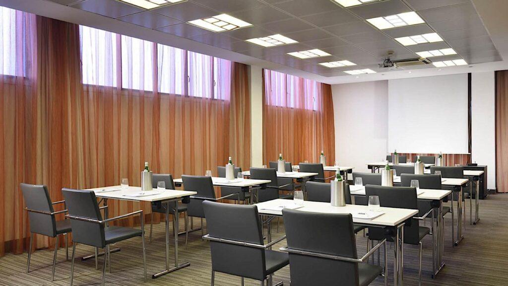 unahotels-mediterraneo-milano-1lieu1salle-conferences.jpg