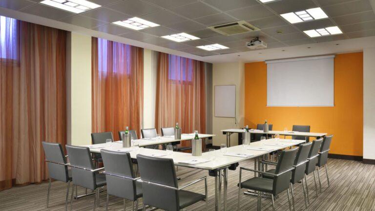 unahotels-mediterraneo-milano-1lieu1salle-meetings.jpg