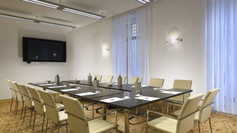 unahotels-napoli-1lieu1salle-meetings.jpg