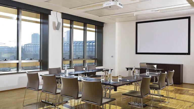 unahotels-san-vitale-bologna-1lieu1salle-meetings.jpg