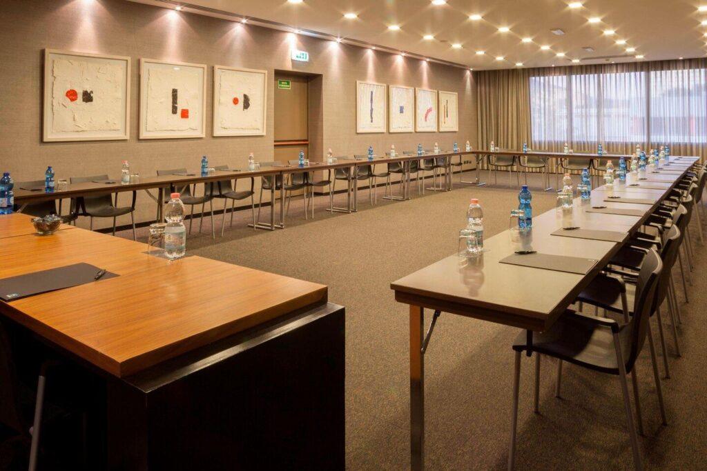 ac-hotel-brescia-1lieu1salle-conference.jpg