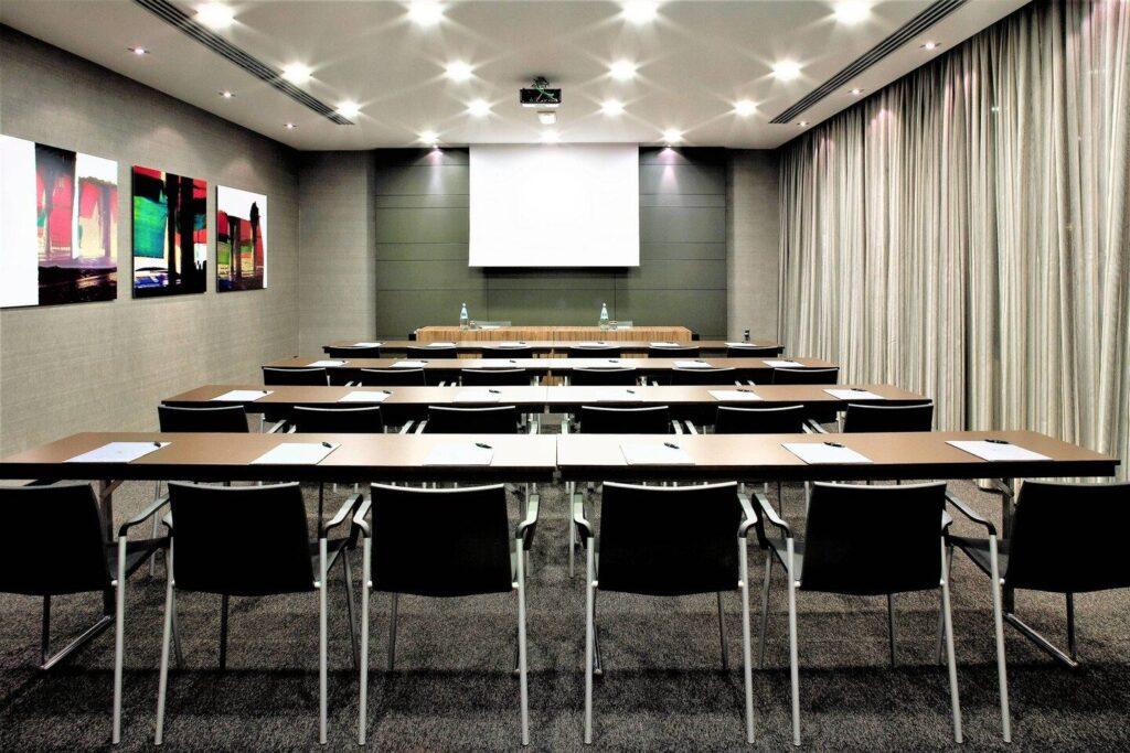 ac-hotel-brescia-1lieu1salle-conferences.jpg