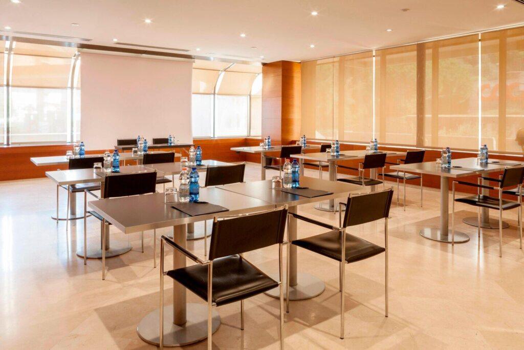 ac-hotel-genova-1lieu1salle-meetings.jpg