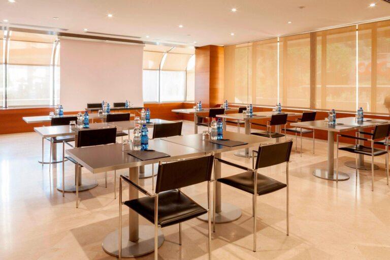 ac-hotel-genova-1lieu1salle-meetings.jpg