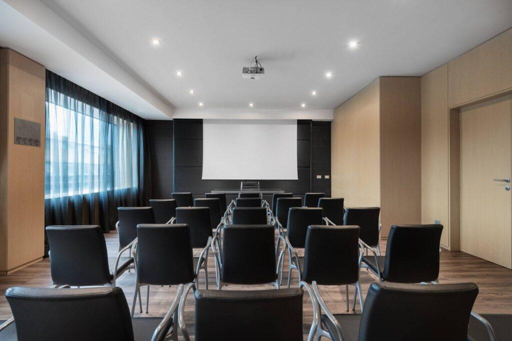 ac-hotel-milano-1lieu1salle-conference.jpg
