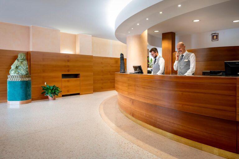 bw-cavalieri-della-corona-1lieu1salle-seminaire.jpg