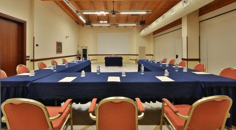 bw-classic-reggio-emilia-1lieu1salle-meetings.jpg