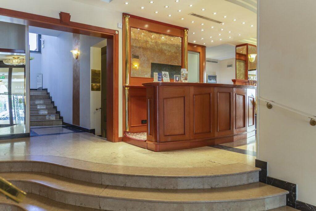 bw-hotel-nettunia-1lieu1salle-reunions.jpg