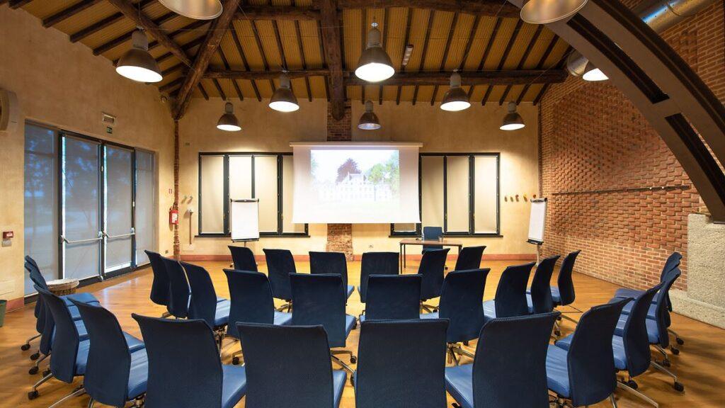 chateauform-cascina-erbatici-1lieu1salle-conference.jpg