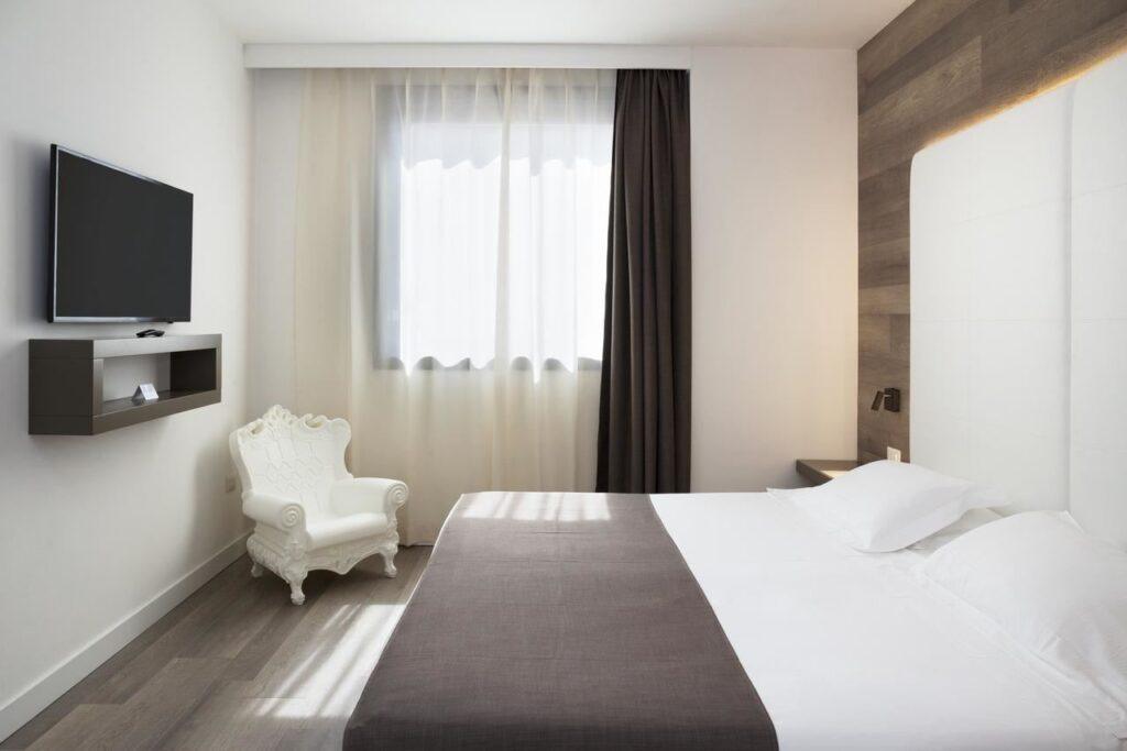 city-hotel-suites-foligno-1lieu1salle-reunion.jpg