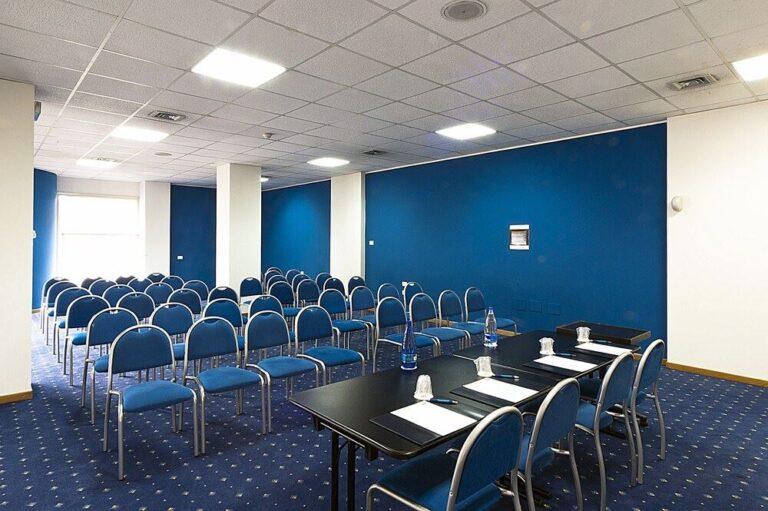 city-hotel-suites-foligno-1lieu1salle-seminaire.jpg