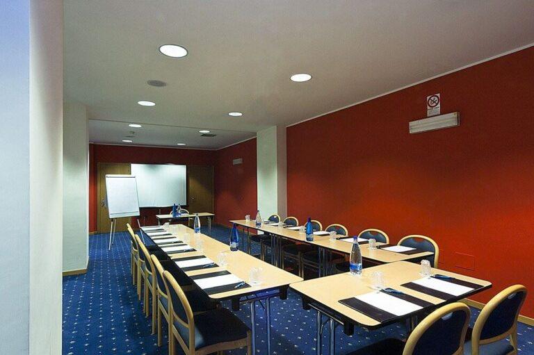 city-hotel-suites-foligno-1lieu1salle-seminaires.jpg