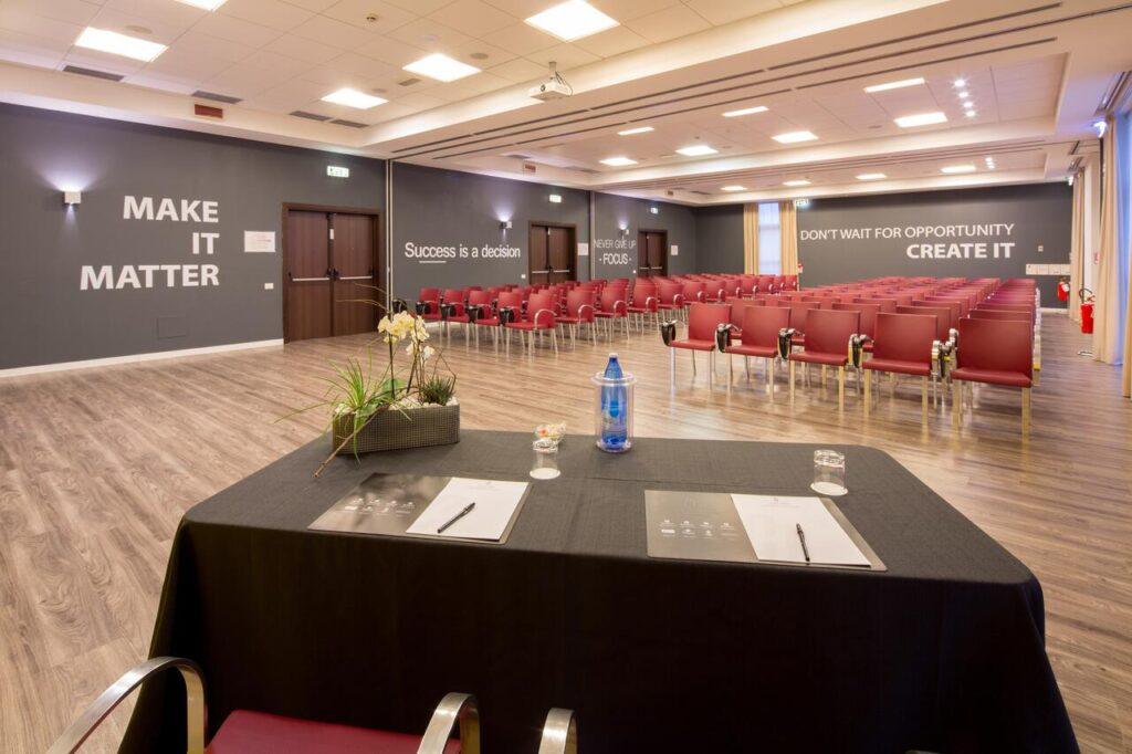 holiday-inn-bologna-fiera-1lieu1salle-seminaire.jpg