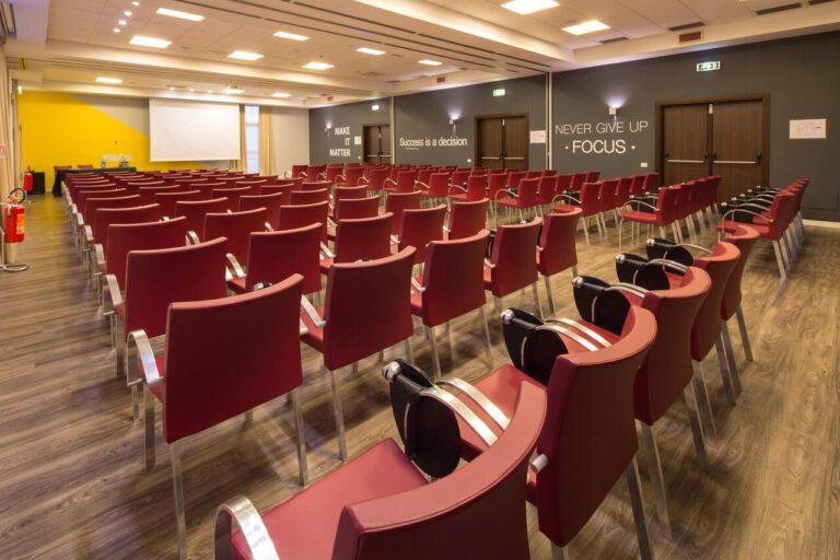 holiday-inn-bologna-fiera-1lieu1salle-seminaires.jpg
