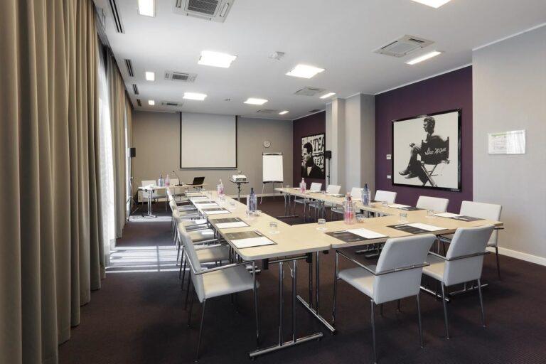 holiday-inn-milan-nord-zara-1lieu1salle-meetings.jpg