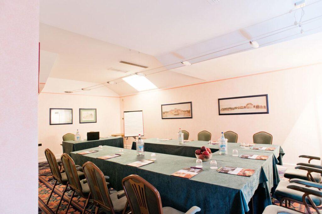 ih-milano-regency-1lieu1salle-meeting.jpg
