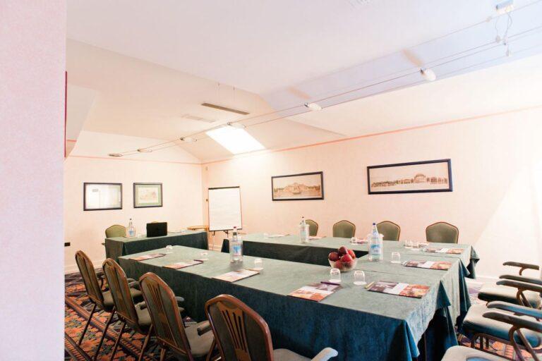 ih-milano-regency-1lieu1salle-meeting.jpg