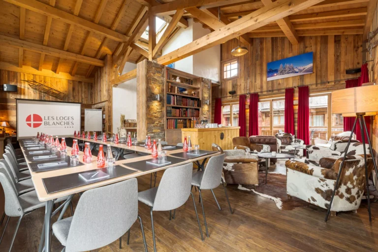 loges-blanches-megeve-1lieu1salle-conference.webp