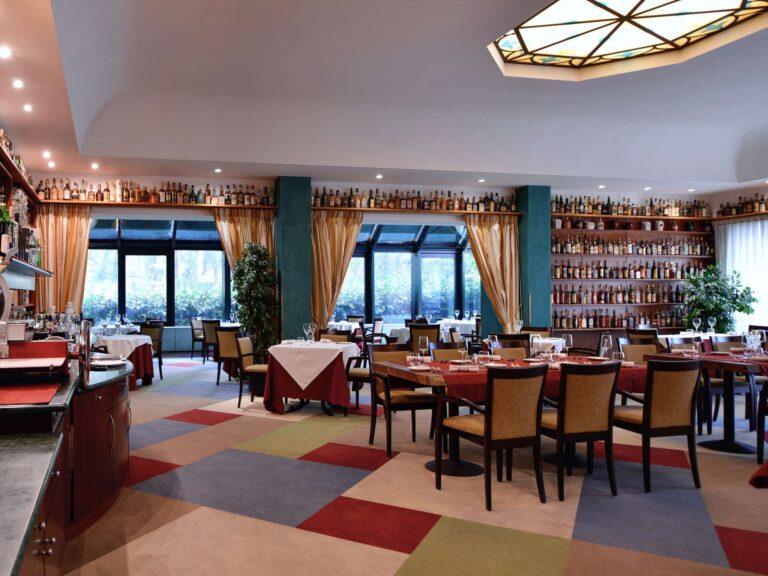 https://all.accor.com/1964