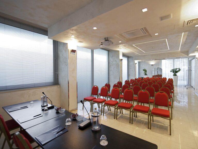 https://www.accorhotels.com/8018