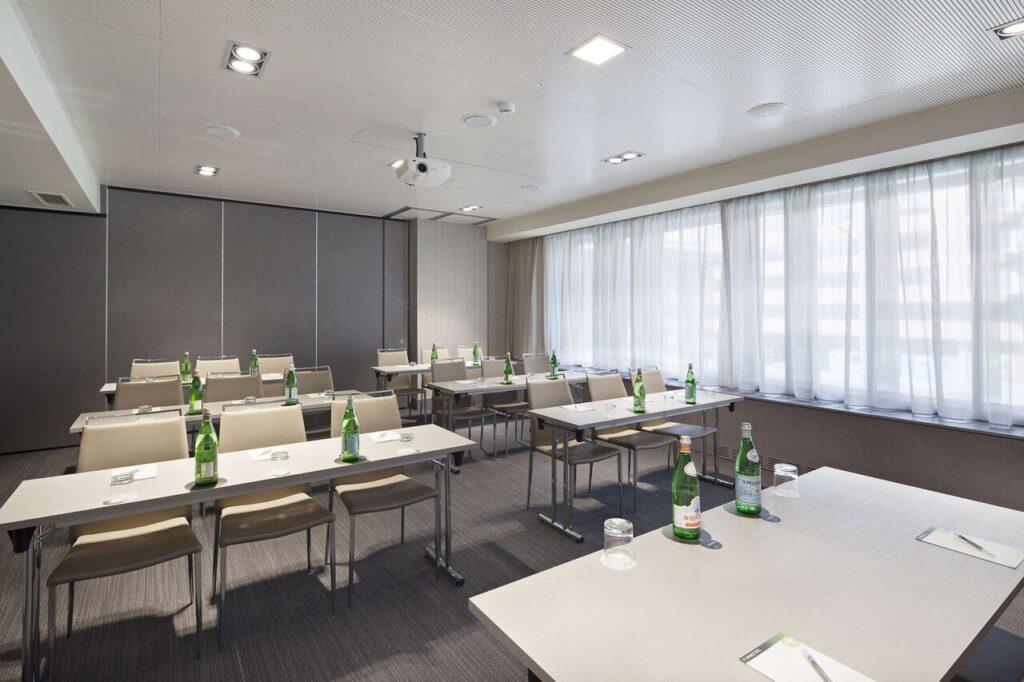 nh-parma-1lieu1salle-meeting.jpg