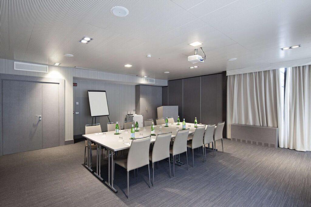 nh-parma-1lieu1salle-meetings.jpg