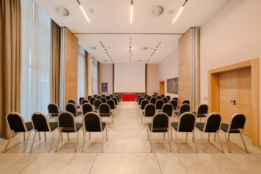 nh-pisa-1lieu1salle-meeting.jpg