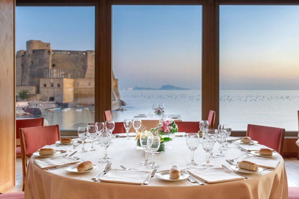 royal-continental-hotel-naples-1lieu1salle-events.jpg