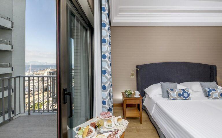 royal-continental-hotel-naples-1lieu1salle-meeting.jpg